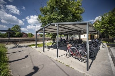 KERÉKPÁRTÁROLÓKAT A KÖZNEVELÉSI INTÉZMÉNYEK ELÉ